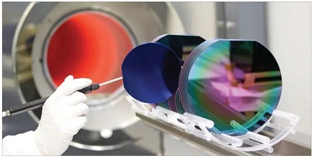 ASML一如既往地堅(jiān)如磐石，佳能對(duì) ASML 業(yè)務(wù)的影響本質(zhì)上為零。