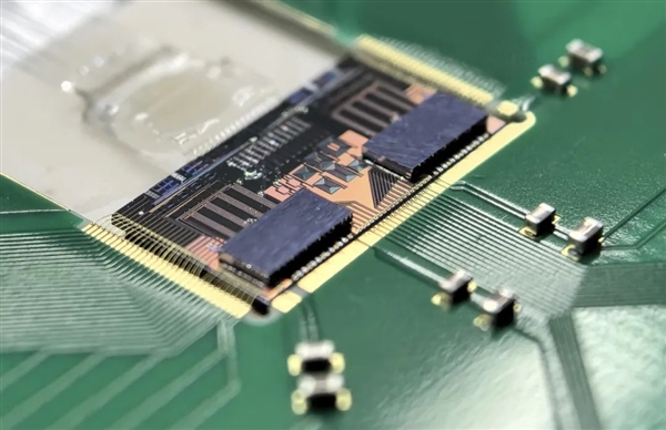 國(guó)內(nèi)首款2Tb/s 3D集成硅光芯粒成功出樣 華為、英偉達(dá)等巨頭都在押注