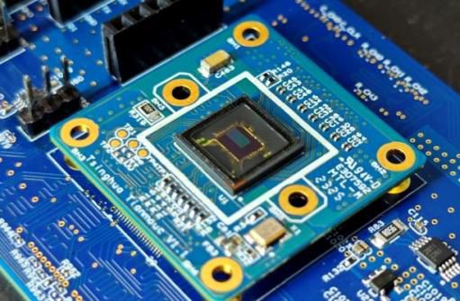 我國科學(xué)家研制出世界首款類腦互補(bǔ)視覺芯片“天眸芯”