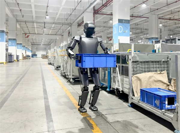 全球首次！比亞迪工廠啟用人形機(jī)器人 搬箱子畫(huà)面公布